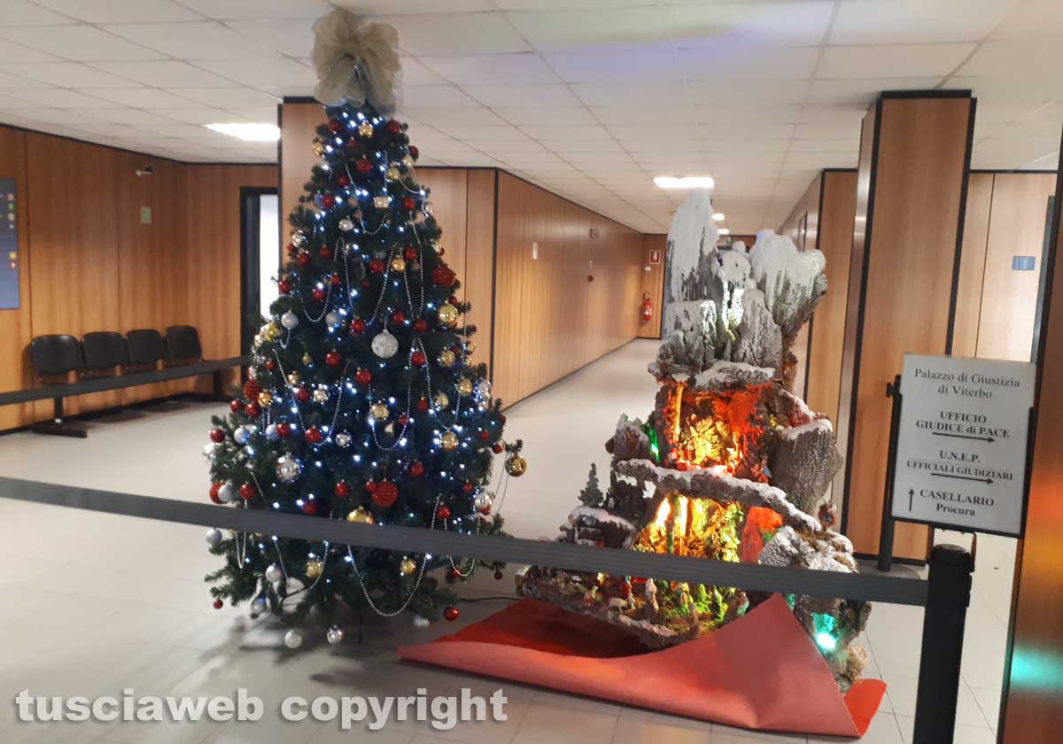 Auguri Di Natale John Lennon.Canti Di Natale E Mercatino Carcerario Scambio Di Auguri In Tribunale Tusciaweb Eu