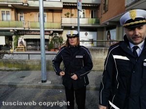 Carabinieri e polizia locale fuori alla scuola di via Cattaneo