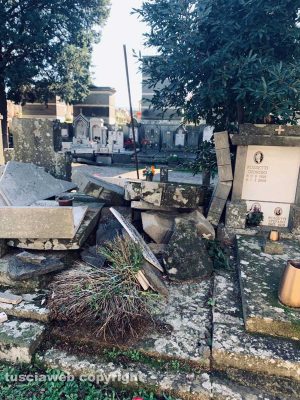 Le tombe rotte al cimitero di Viterbo