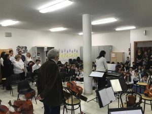 Gli alunni delle medie a lezione col maestro Nicola Piovani