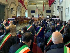 Alessandro Giulivi, di spalle in primo piano a sinistra, al consiglio comunale sui rifiuti a Roma