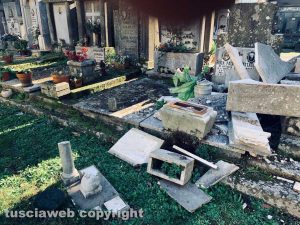 Le tombe rotte al cimitero di Viterbo