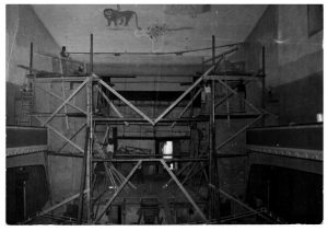 Ponteggio per rimuovere la scritta sul soffitto