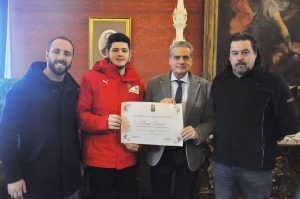 Mondiale virtuale di formula 1, Arena consegna l'attestato di merito sportivo a David Tonizza