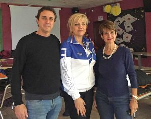 Ragazzi a scuola di bowling e tennistavolo