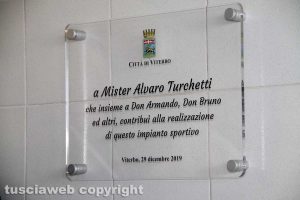 Viterbo - La targa per Alvaro Turchetti al campo da calcio di Villanova