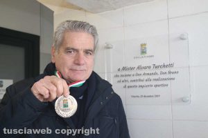 Viterbo - Il sindaco Giovanni Arena riceve un ringraziamento durante la cerimonia al campo da calcio di Villanova