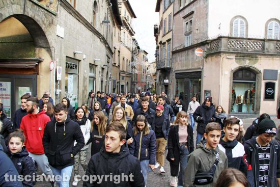 Viterbo - Studenti in piazza contro Cotral