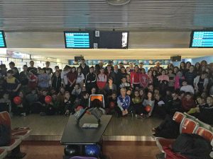 Ragazzi a scuola di bowling e tennistavolo