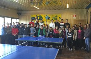 Ragazzi a scuola di bowling e tennistavolo