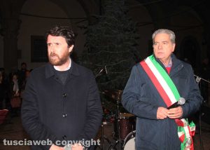 Viterbo - L'assessore De Carolis e il sindaco Arena all'accensione dell'albero di Natale a piazza del Comune