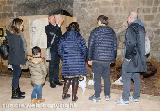 Viterbo - Daniele Mautone spiega la mostra ai visitatori
