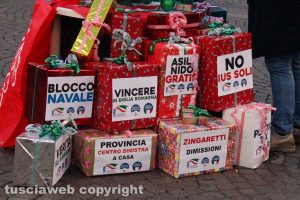 Viterbo - Il flashmob di Fratelli d'Italia organizzato a piazza delle Erbe