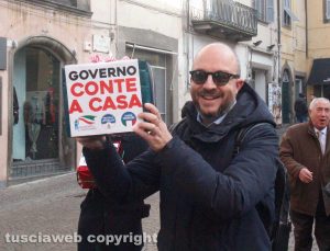 Viterbo - Il flashmob di Fratelli d'Italia organizzato a piazza delle Erbe
