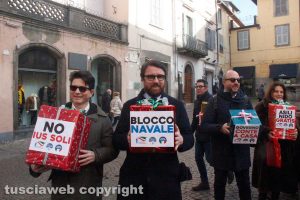 Viterbo - Il flashmob di Fratelli d'Italia organizzato a piazza delle Erbe