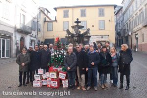 Viterbo - Il flashmob di Fratelli d'Italia organizzato a piazza delle Erbe