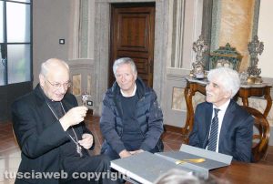 Il vescovo Fumagalli con in mano la chiave di Joppolo insieme al maestro e a Fausto Sensi