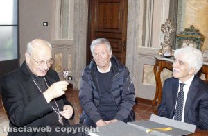 Il vescovo Fumagalli con in mano la chiave di Joppolo insieme al maestro e a Fausto Sensi