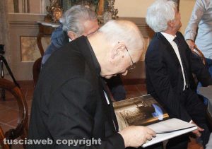 Il vescovo Lino Fumagalli con il libro "Viterbo, la città dei papi e delle terme"