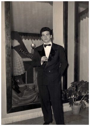Maurizio Arena davanti alla vetrina pubblicitaria