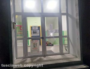 Orte - Crolla il controsoffitto della palestra della scuola elementare