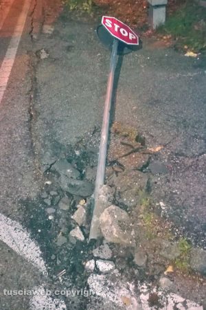 Viterbo - Cartello stradale sradicato in via Santa Maria in Gradi