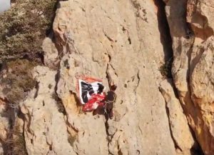 Allumiere - "No inceneritori", il flashmob degli arrampicatori di Ripa Majala
