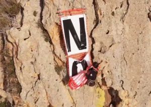 Allumiere - "No inceneritori", il flashmob degli arrampicatori di Ripa Majala