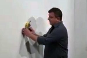 David Datuna mangia la banana da 120mila dollari di Cattelan