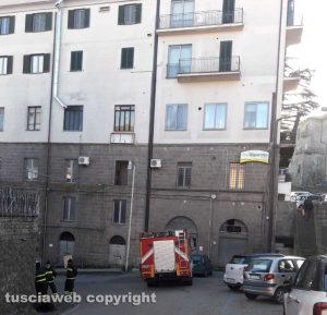 Montefiascone - L'intervento dei vigili del fuoco per la canna fumaria pericolante