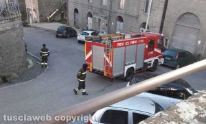 Montefiascone - L'intervento dei vigili del fuoco per la canna fumaria pericolante