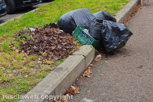 Viterbo - I rifiuti nel parcheggio in via Falcone e Borsellino