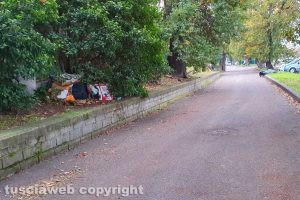 Viterbo - I rifiuti nel parcheggio in via Falcone e Borsellino