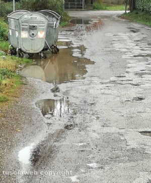 Vetralla - Buche in strada del Giardino 