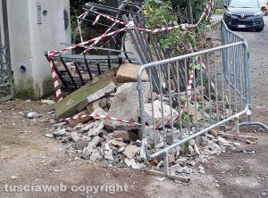 Montefiascone - Il muro di cinta distrutto nell'incidente