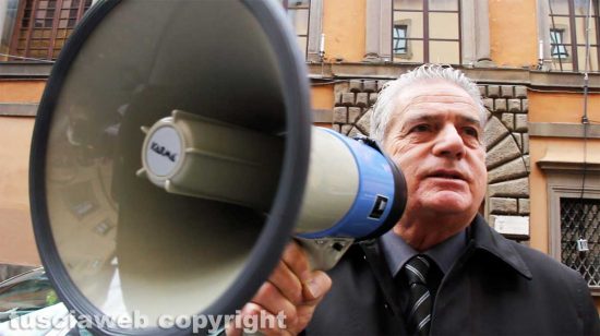 Viterbo - Il sindaco Giovanni Arena in piazza con gli studenti