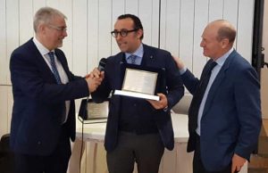 oghe d'oro - L'avvocato Giuseppe Picchiarelli ritira il riconoscimento per il padre Enrico