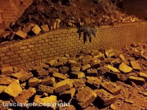 Montefiascone – Crolla muro di contenimento, paura in via Coste