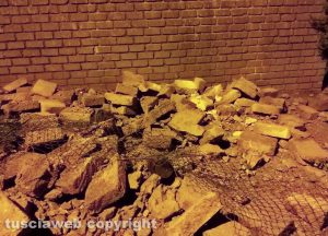 Montefiascone – Crolla muro di contenimento, paura in via Coste