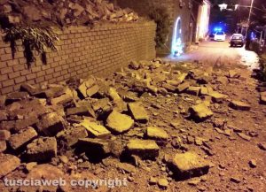 Montefiascone – Crolla muro di contenimento, paura in via Coste