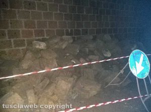 Montefiascone – Crolla muro di contenimento, paura in via Coste