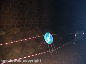 Montefiascone – Crolla muro di contenimento, paura in via Coste