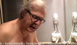 Sgarbi nudo