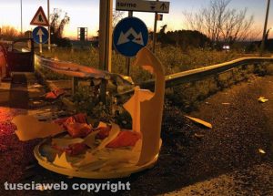 Viterbo - Sbaglia a imboccare lo svincolo e colpisce la protezione di plastica