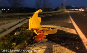 Viterbo - Sbaglia a imboccare lo svincolo e colpisce la protezione di plastica