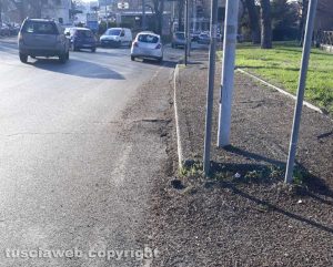 Viterbo - Il guano degli storni in via Diaz