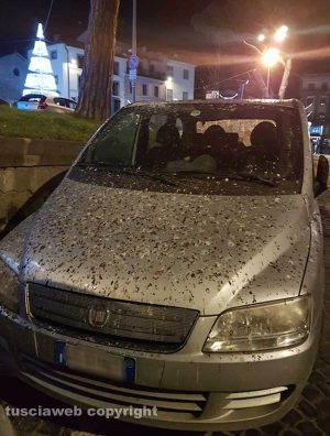 Viterbo - Macchina piena di guano a piazza del Teatro