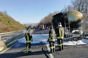 Camion cisterna in fiamme sulla Superstrada