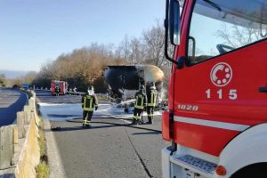 Camion cisterna in fiamme sulla Superstrada