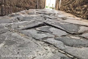 Viterbo - Strada sconnessa in via degli Scalzi